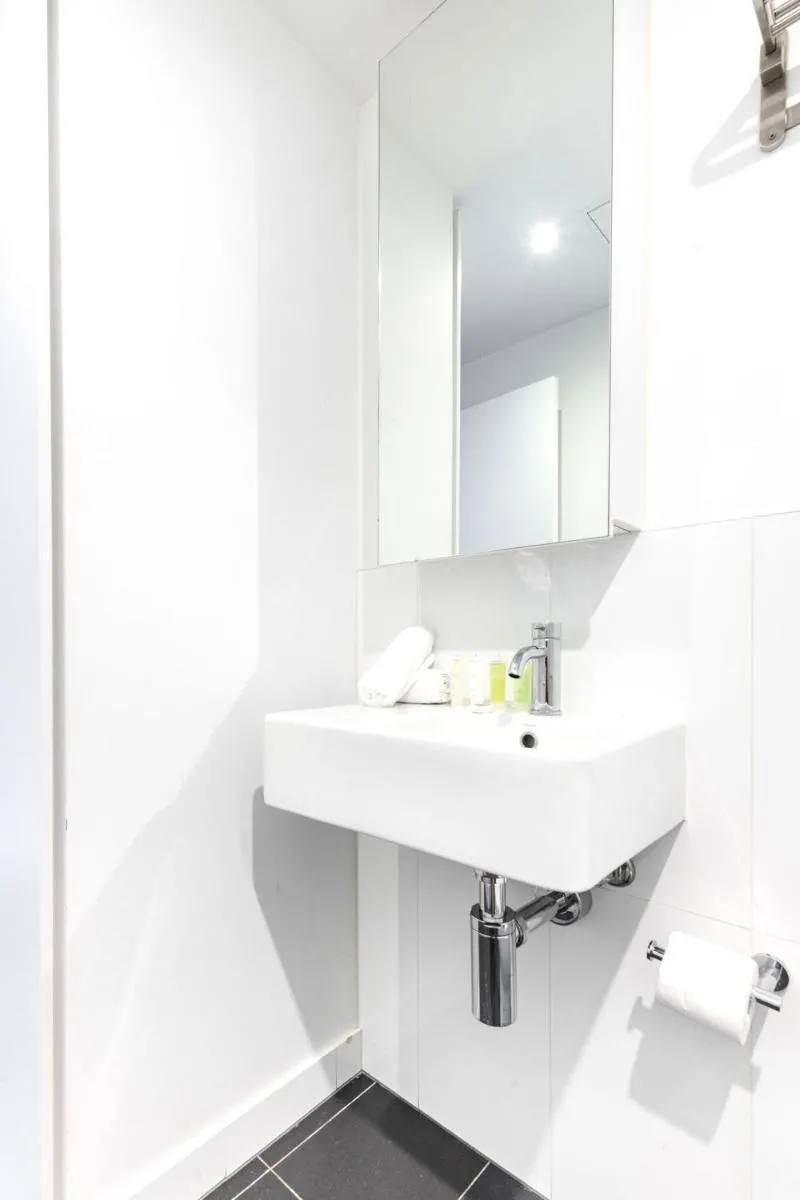 Cosy 1-Bedroom Retreat with Gym Access — 4