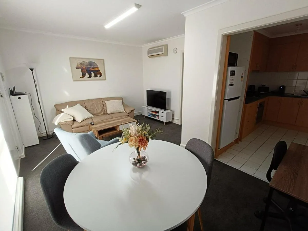 Cute, Cozy and Central Apartment 1 in Essendon with Free Parking — 4