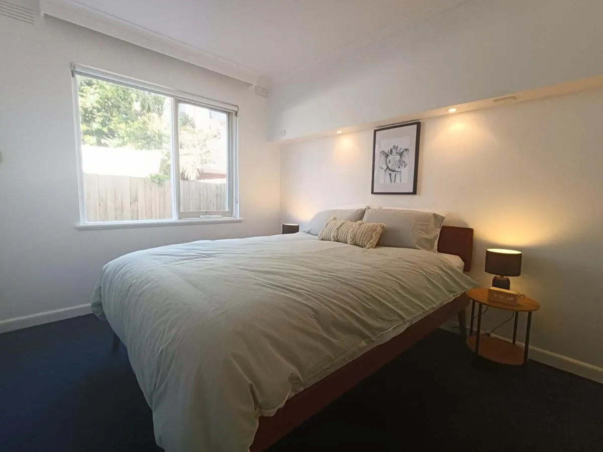 Cute, Cozy and Central Apartment 1 in Essendon with Free Parking — 2