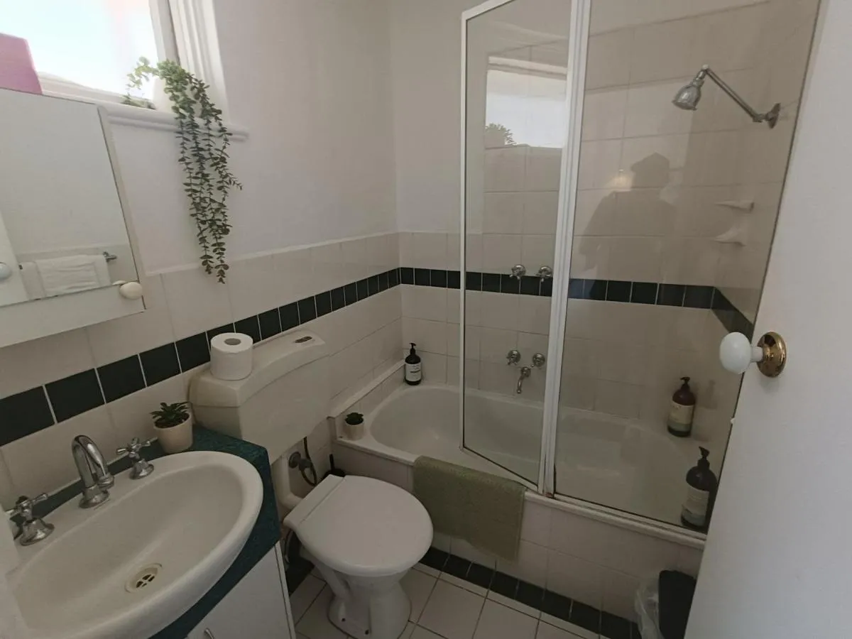 Cute, Cozy and Central Apartment 1 in Essendon with Free Parking — 3