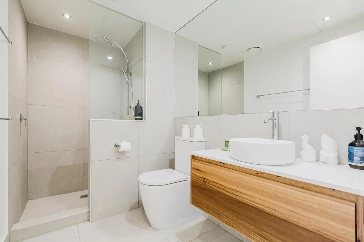 Easy Eastside – Urban Chic with a Rooftop Pool Oasis — 3