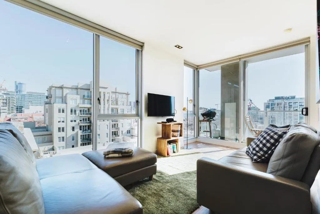 Easy Eastside – Urban Chic with a Rooftop Pool Oasis