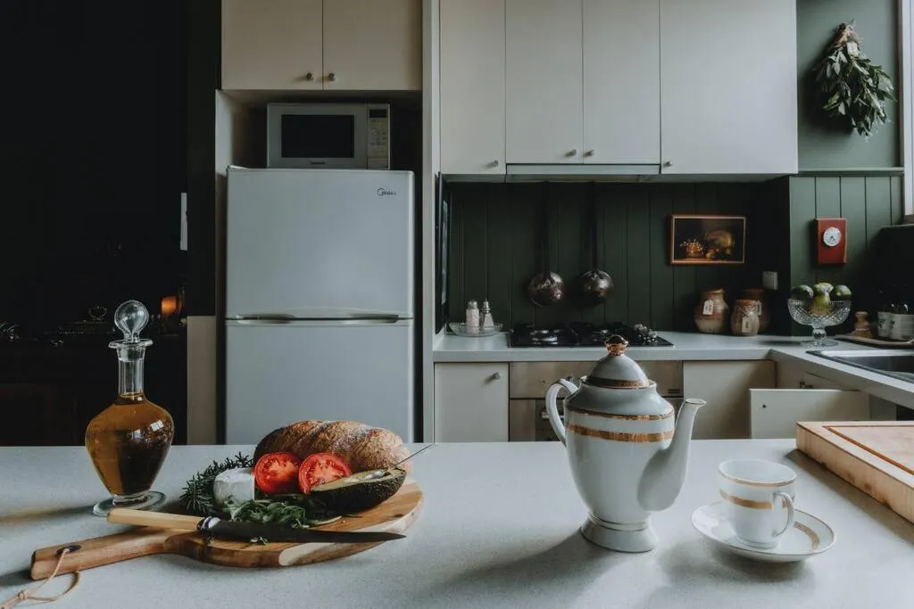 Elegant apartment with balcony and free parking — 3