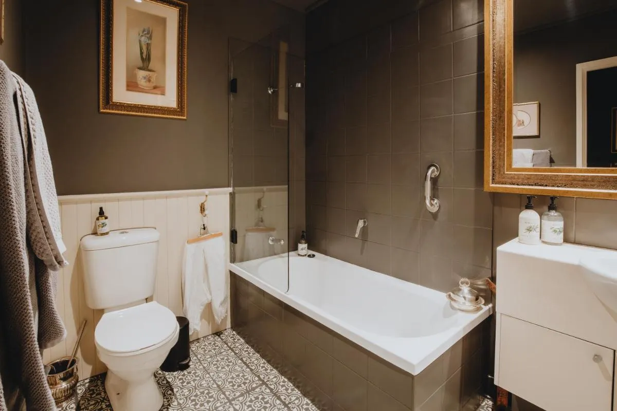 Elegant apartment with balcony and free parking — 2