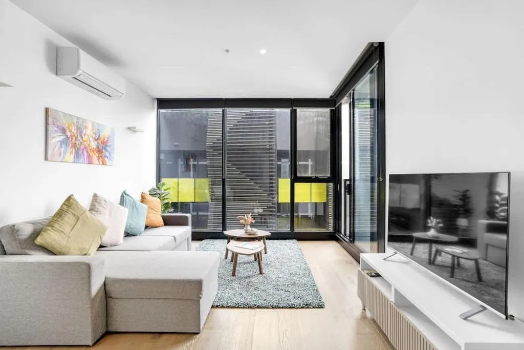 ErgoModern NorthMelbourne Apt w balcony pool gym