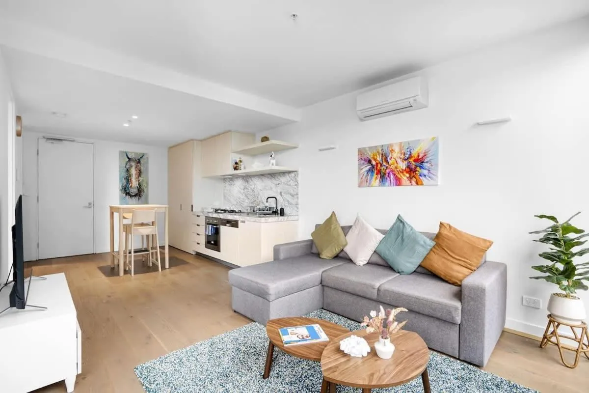 ErgoModern NorthMelbourne Apt w balcony pool gym — 5