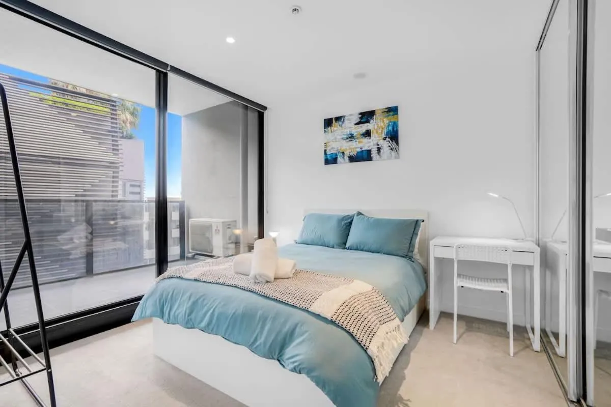 ErgoModern NorthMelbourne Apt w balcony pool gym — 2