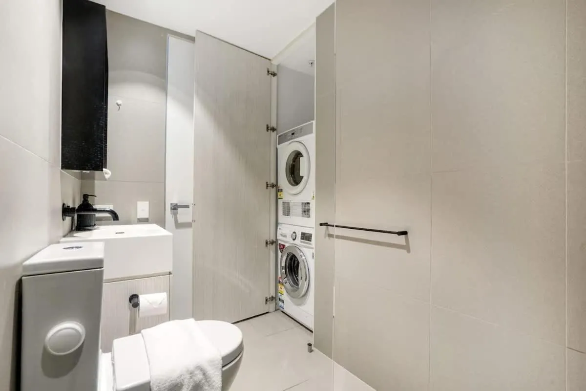ErgoModern NorthMelbourne Apt w balcony pool gym — 3