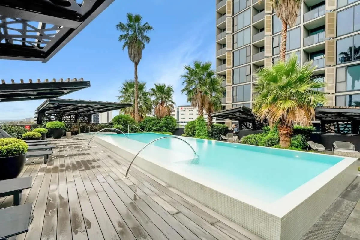 ErgoModern NorthMelbourne Apt w balcony pool gym — 4