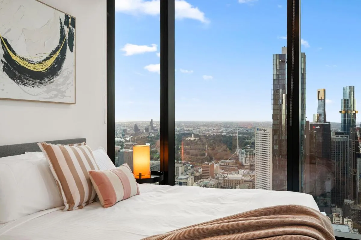Exquisite Skyline Luxe 3BR Apt Pool & Gym — 2