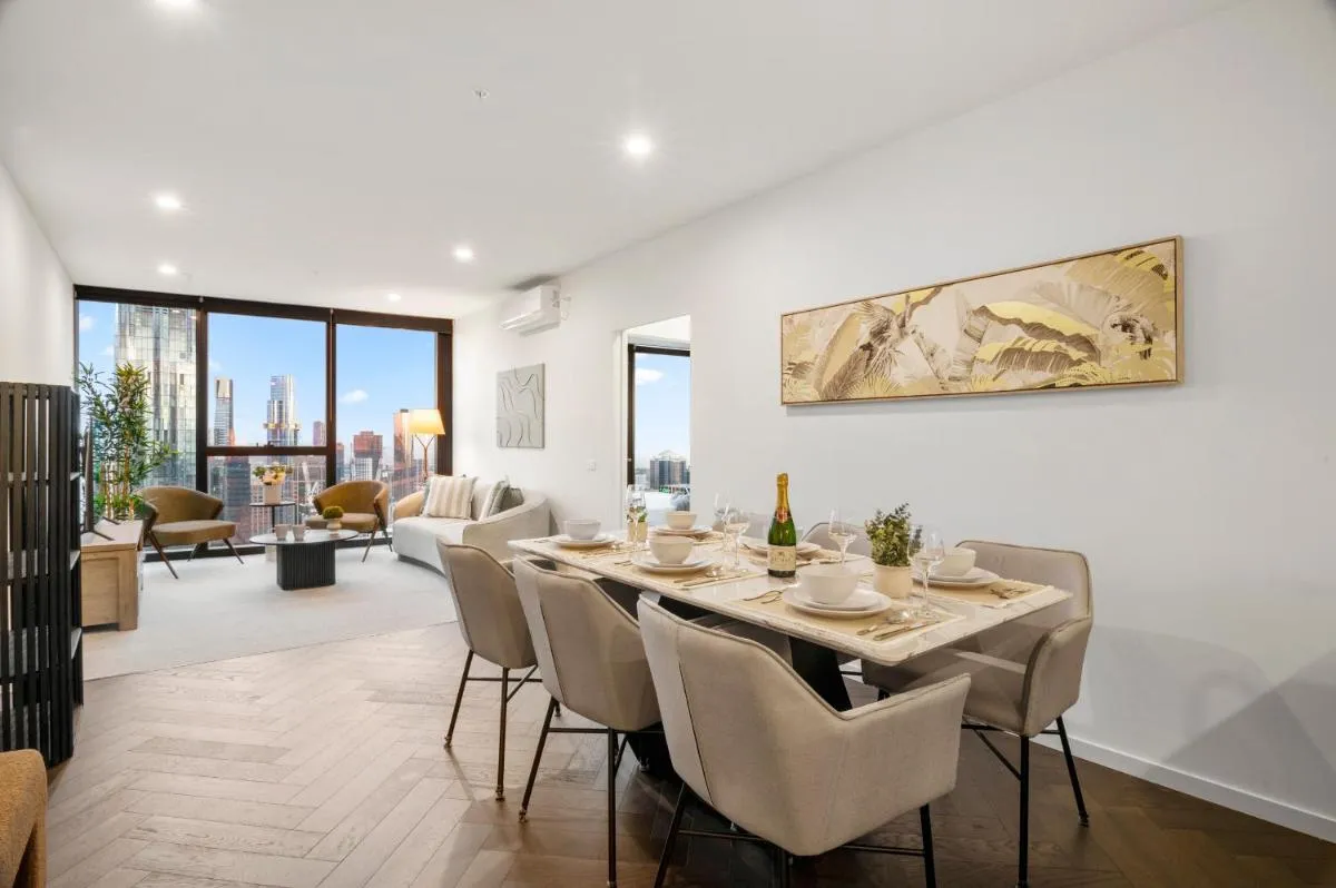 Exquisite Skyline Luxe 3BR Apt Pool & Gym — 5