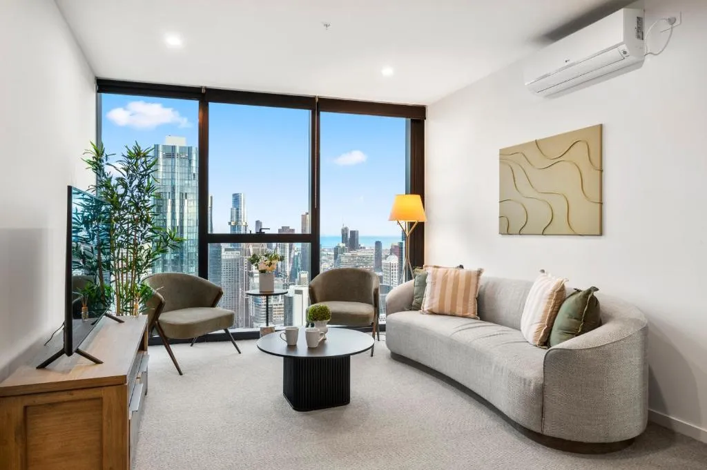 Exquisite Skyline Luxe 3BR Apt Pool & Gym