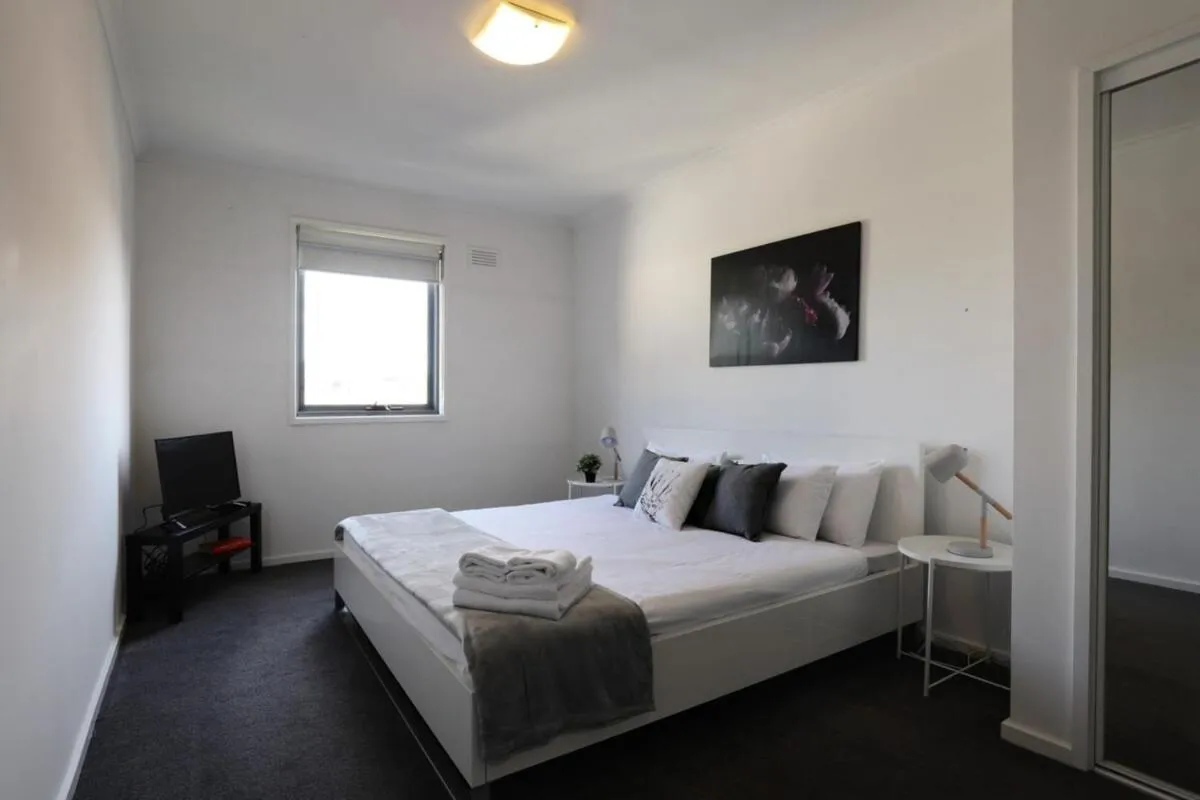 Extra Large 2 Bedroom Apartment in Melbournes Southbank — 3