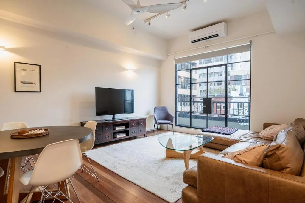 Flinders Lane Hideaway – Light-Filled CBD Retreat