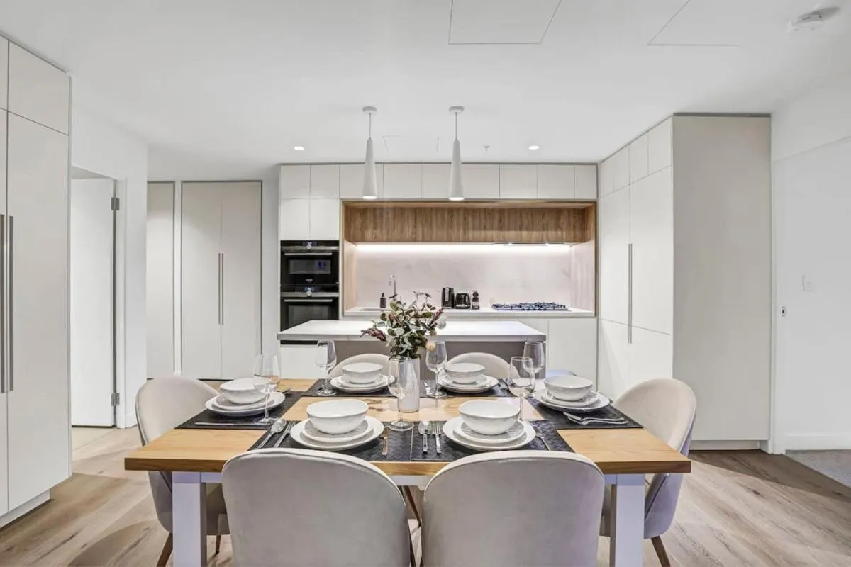 Free Parking Lux Cityscape 3 Bedroom 2 Bath with Pool, Gym, and Sauna — 5