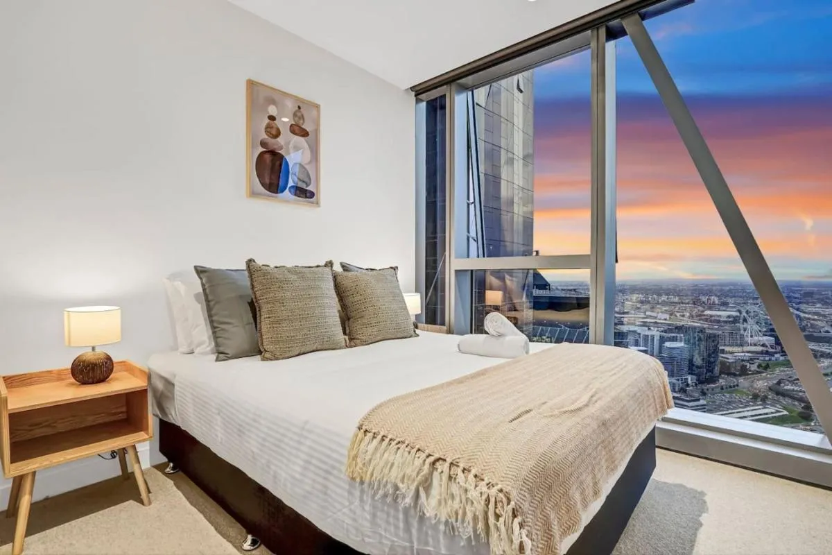 Free Parking Lux Cityscape 3 Bedroom 2 Bath with Pool, Gym, and Sauna — 2