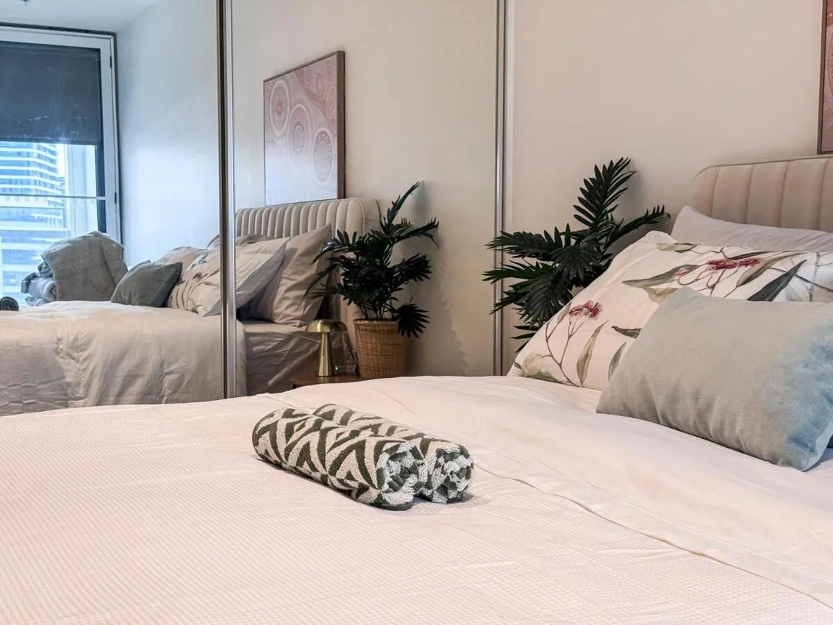 Free Parking Stylish Urban Escape City Views — 2