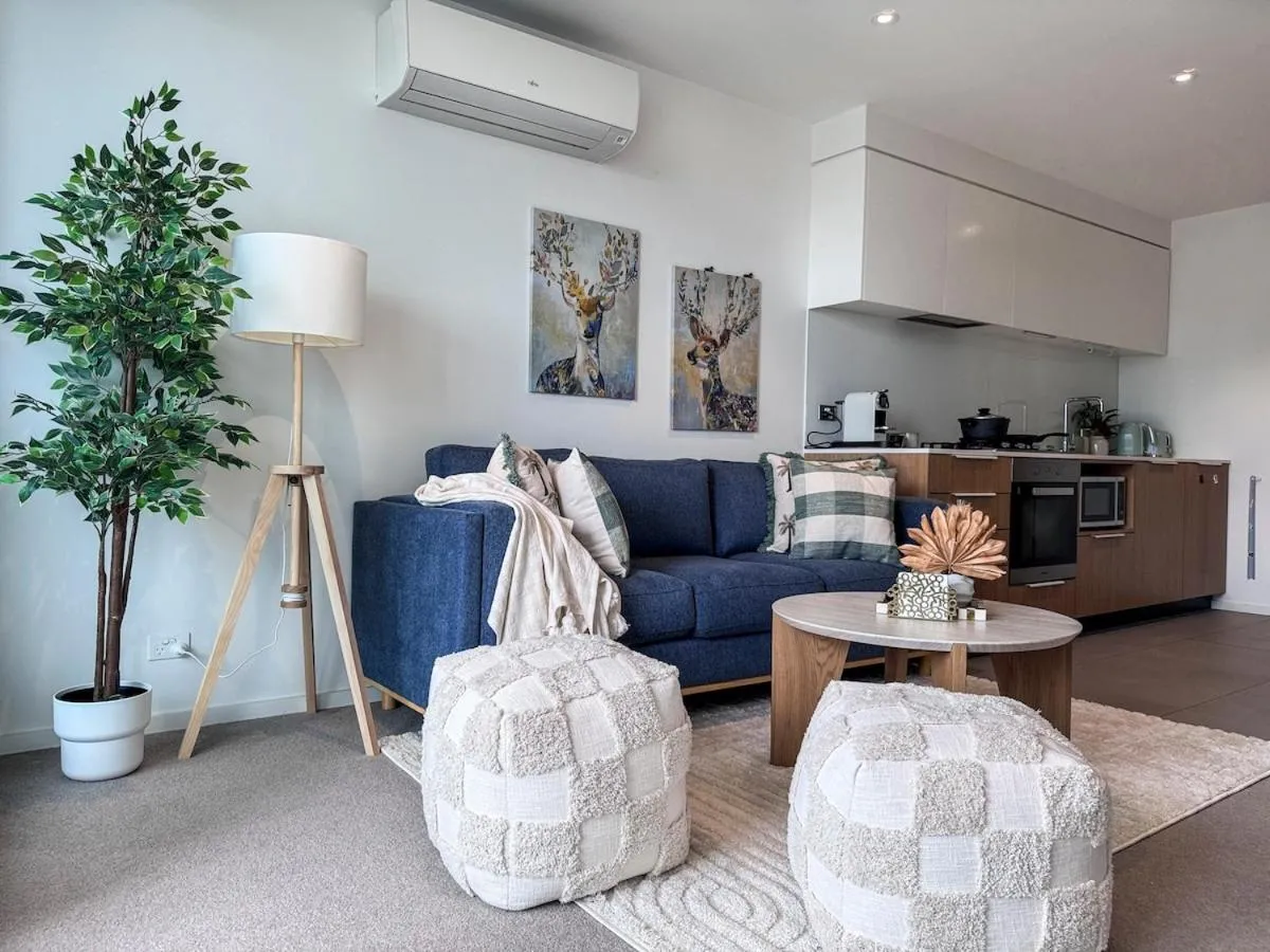 Free Parking Stylish Urban Escape City Views — 5