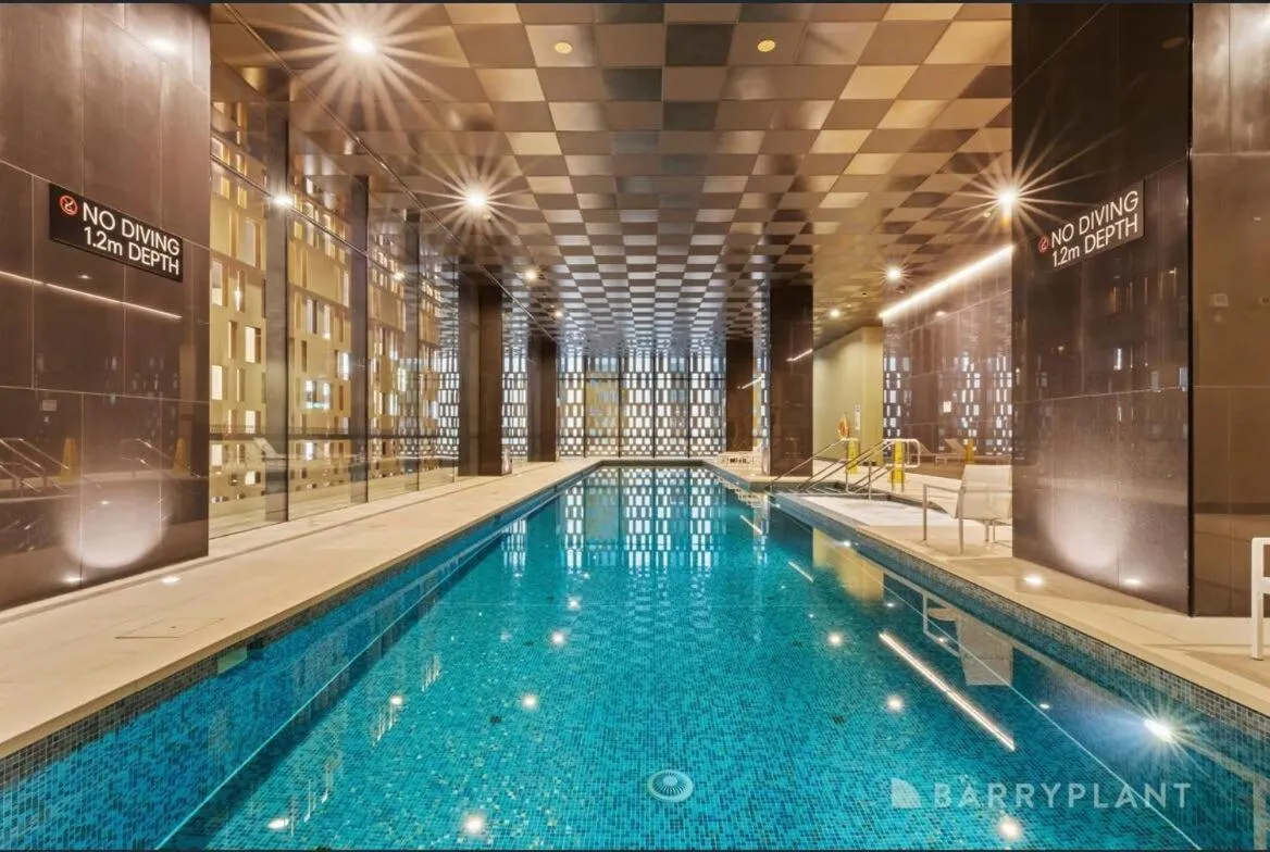 Free Parking Stylish Urban Escape City Views — 4