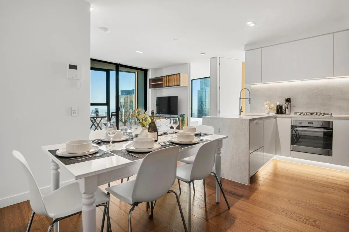 Gorgeous City Views 64th Floor 3BR APT with Pool & Gym — 5