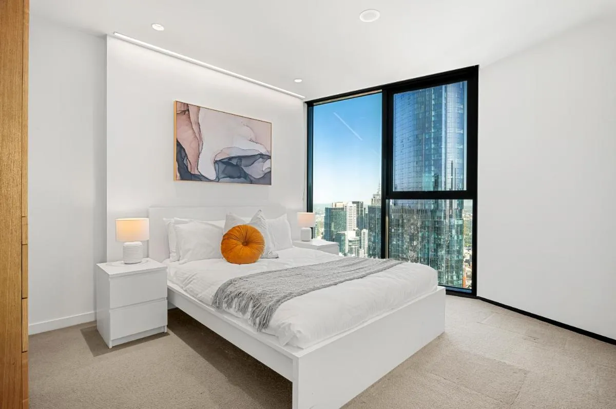 Gorgeous City Views 64th Floor 3BR APT with Pool & Gym — 2