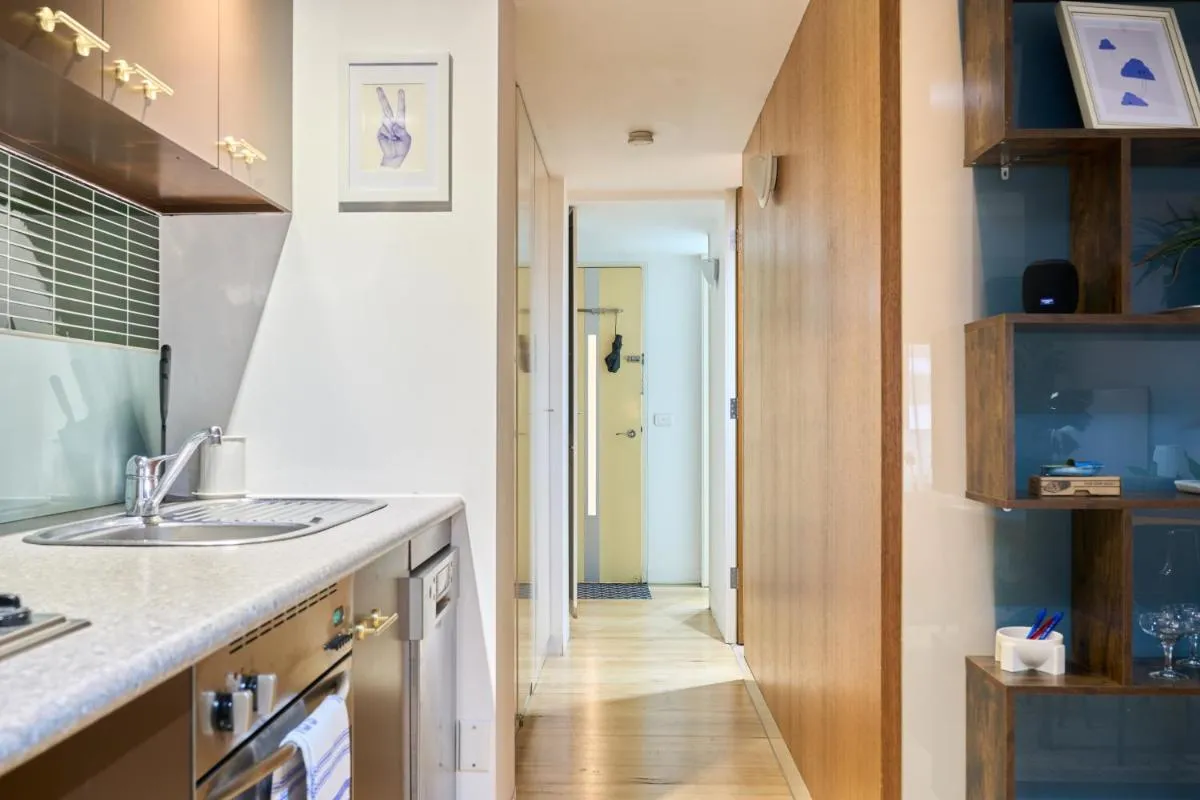 Heritage Hideaway – Refurbished Flinders St Gem — 3