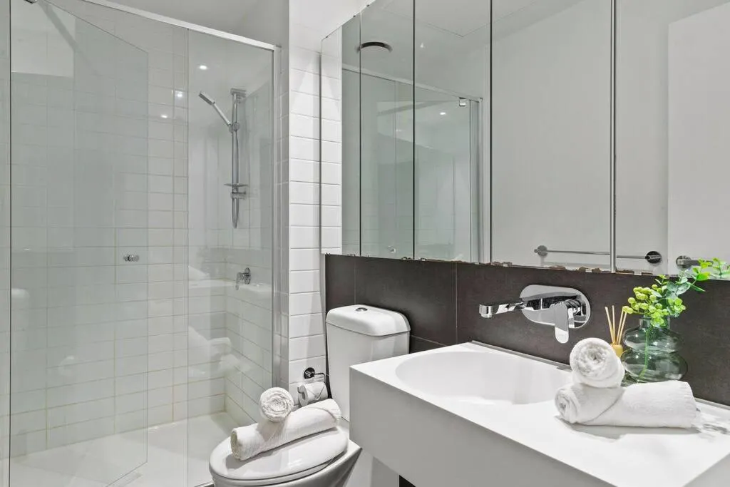 High-Rise 2BR Apt CBD I Pool, Gym & Prime Location — 3