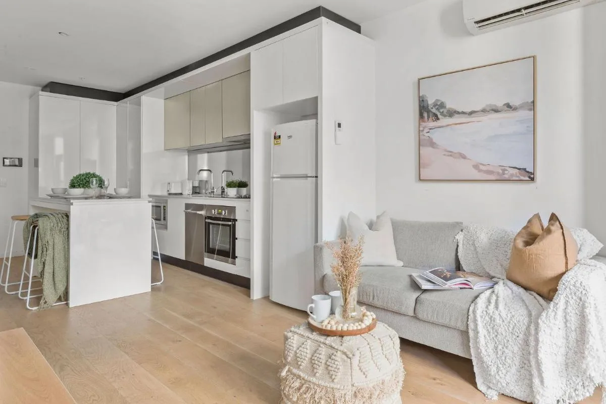High-Rise 2BR Apt CBD I Pool, Gym & Prime Location — 5