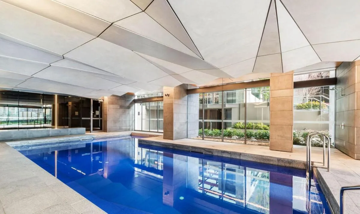 High-Rise 2BR Apt CBD I Pool, Gym & Prime Location — 4