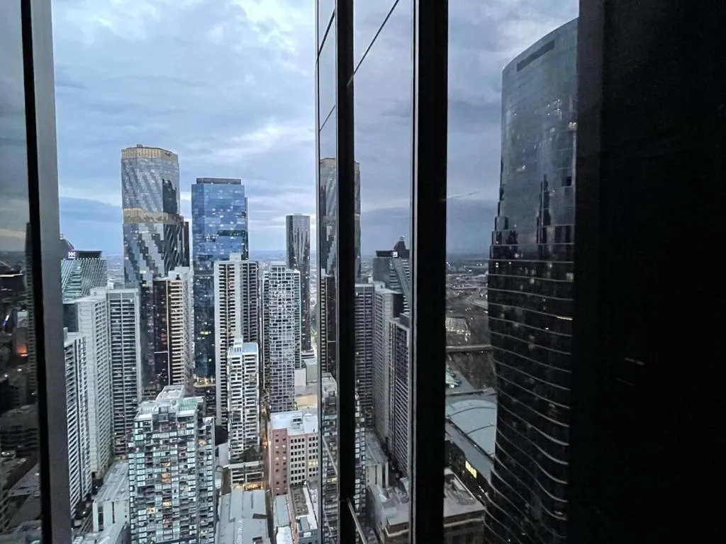 High-Rise City 1 Bed 2 Bath Retreat near Southern Cross Station