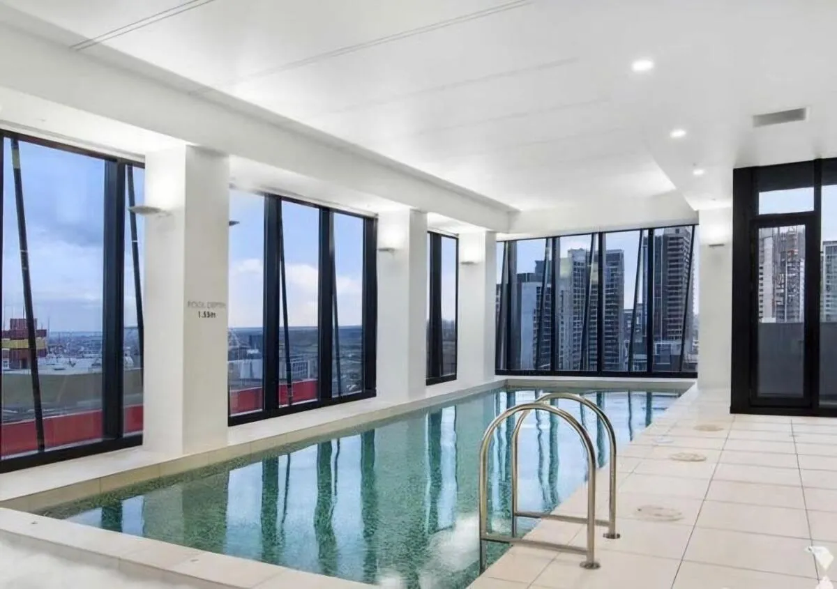 High-Rise City 1 Bed 2 Bath Retreat near Southern Cross Station — 4