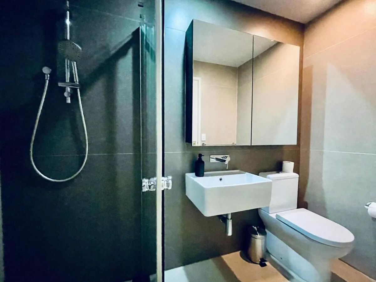High-Rise City 1 Bed 2 Bath Retreat near Southern Cross Station — 3
