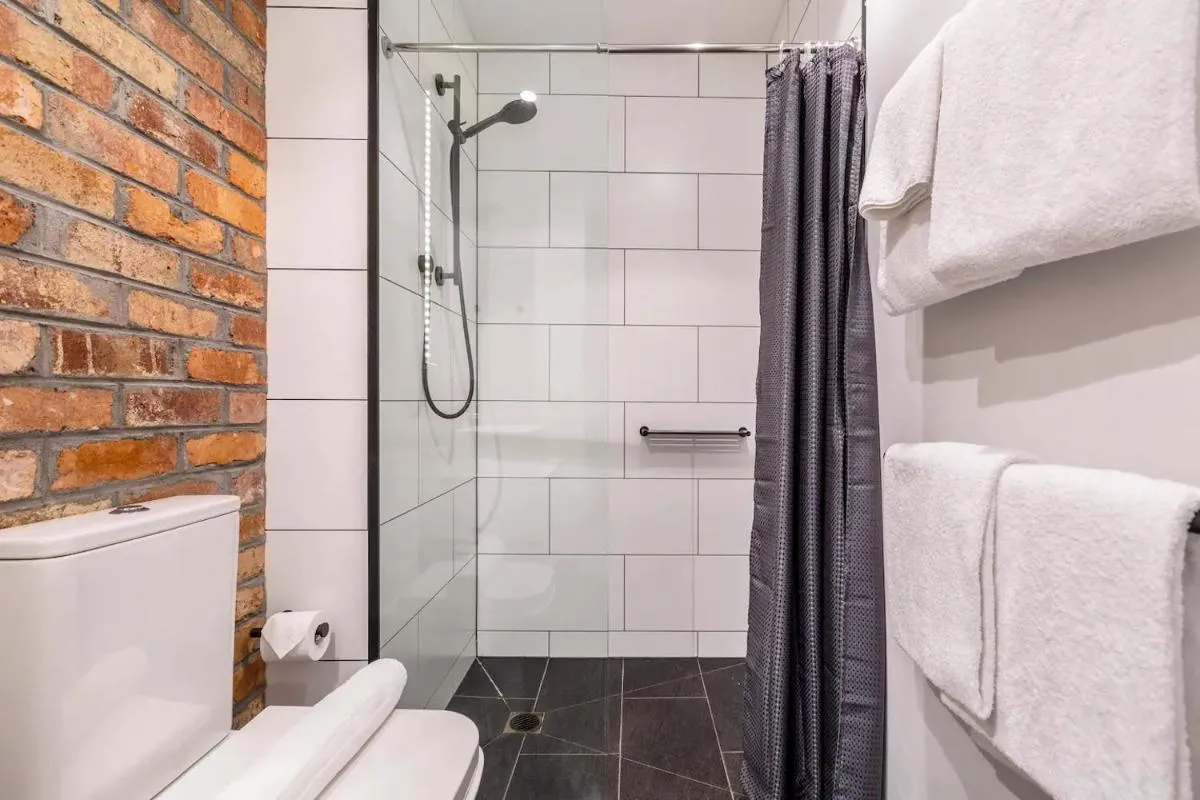 IndustrialStyle Pad in Cool Grungy Neighborhood — 3