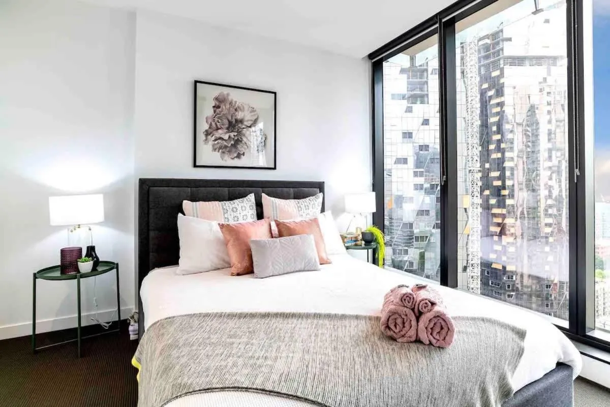 Le Chic in CBD 2br4beds Parking nr southern cross — 2