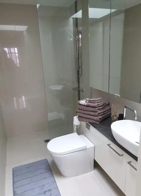 Luxurious Modern 2 Bedroom 2 Bathroom Apartment — 4
