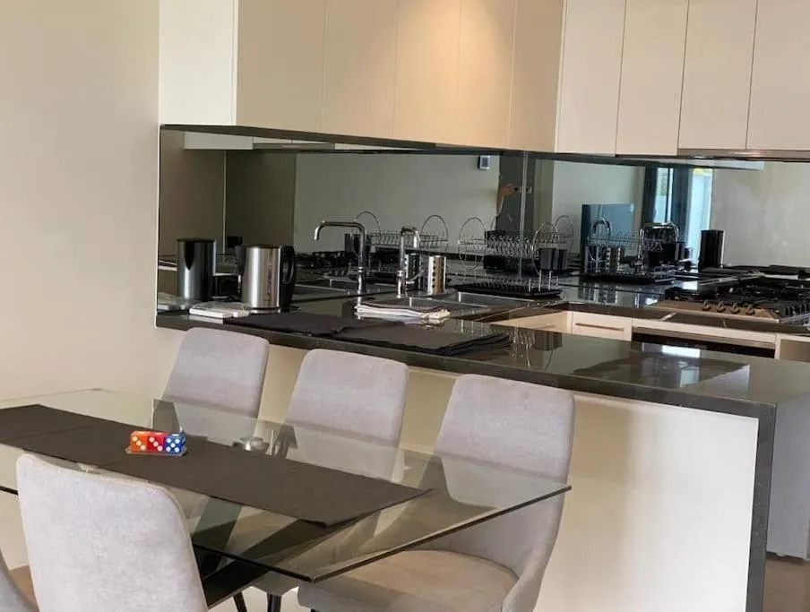 Luxurious Modern 2 Bedroom 2 Bathroom Apartment — 3