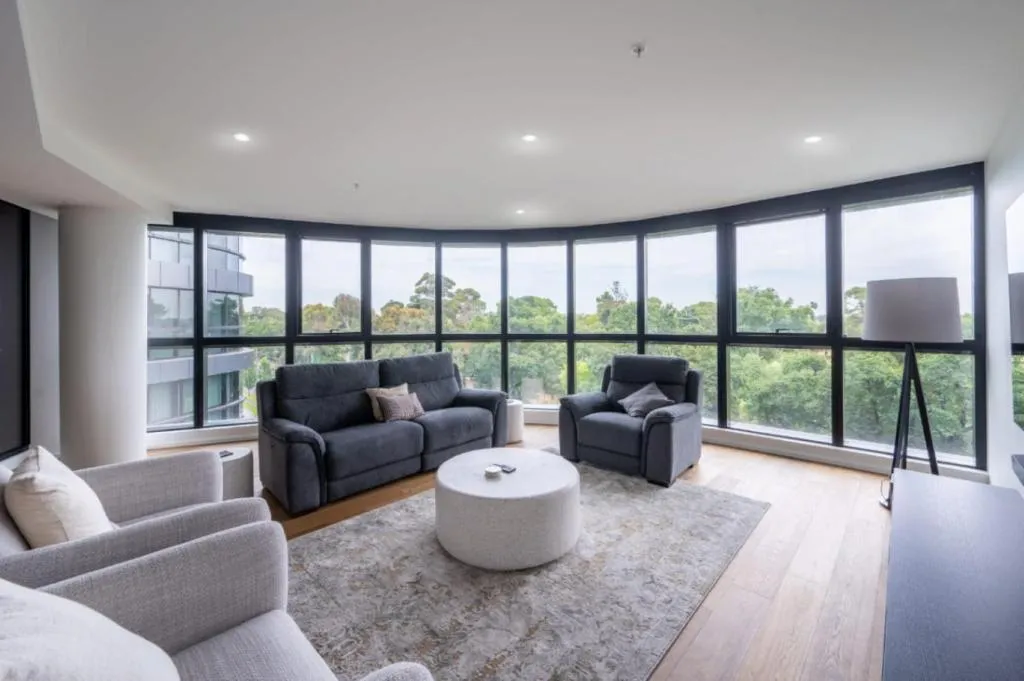 Luxury Melbourne 4 Bed Apt – Pool and Parking
