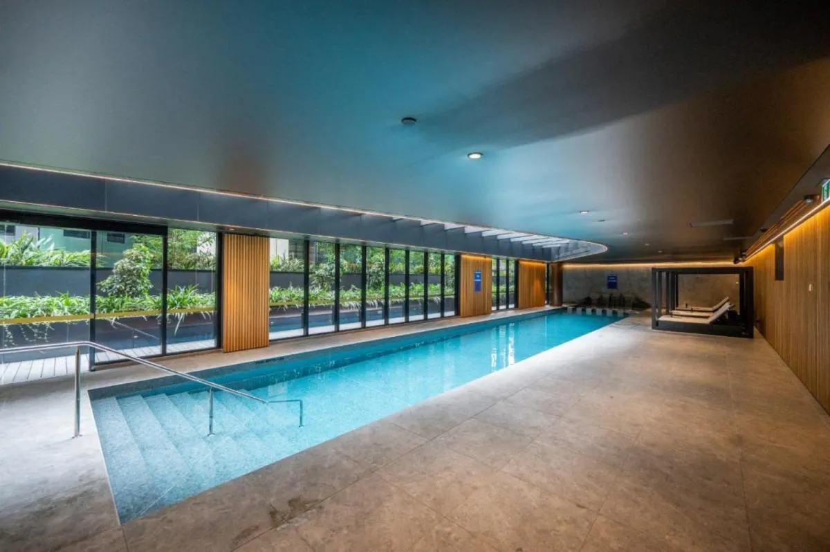 Luxury Melbourne 4 Bed Apt – Pool and Parking — 3