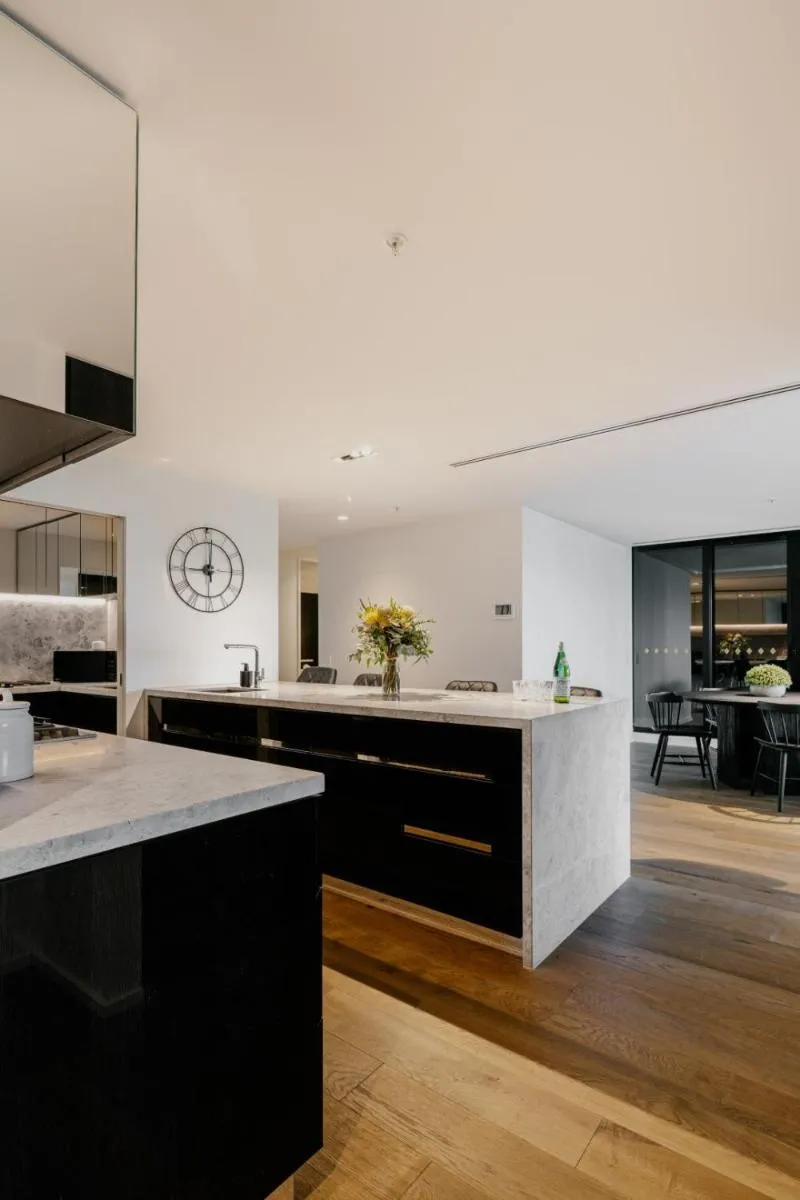 Luxury Melbourne 4 Bed Apt – Pool and Parking — 5