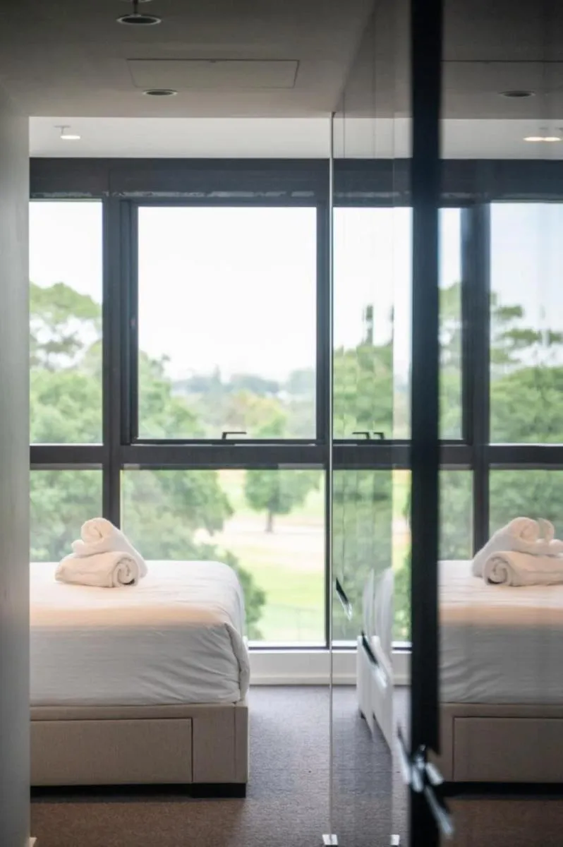 Luxury Melbourne 4 Bed Apt – Pool and Parking — 4