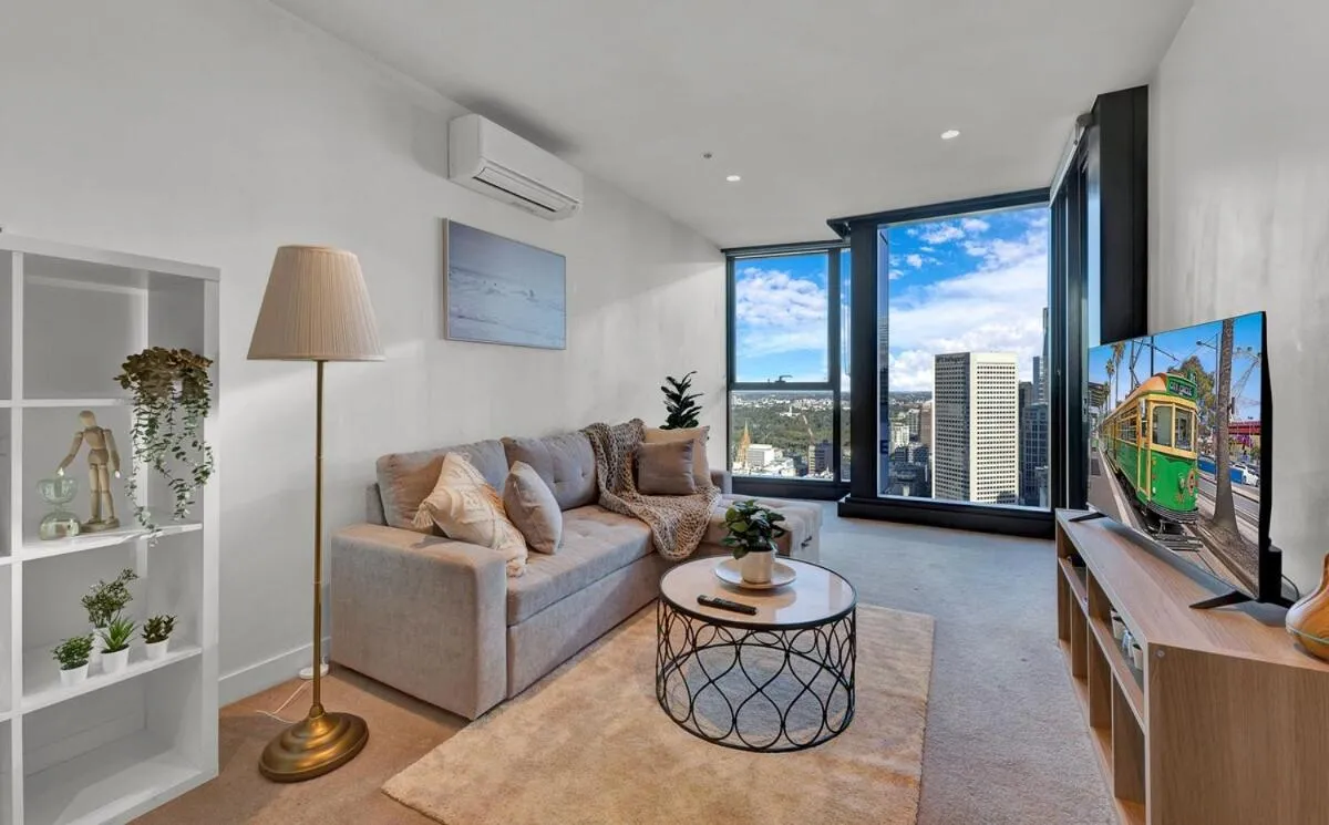 Lvl 42 2B1B Apartment with City Views – Central CBD Location — 2