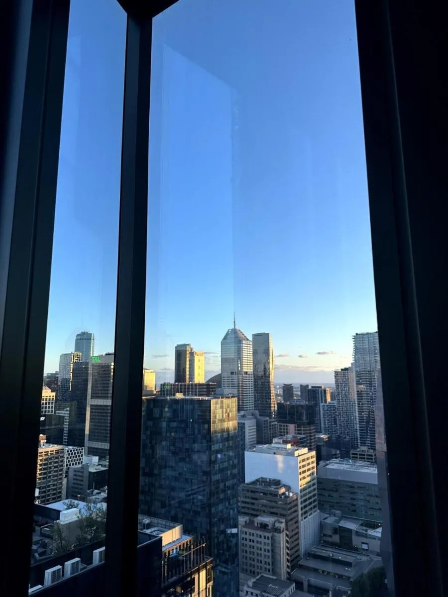 Lvl 42 2B1B Apartment with City Views – Central CBD Location — 4