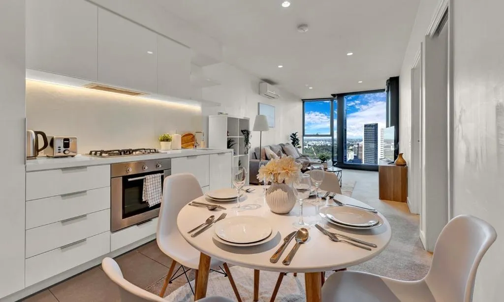 Lvl 42 2B1B Apartment with City Views – Central CBD Location