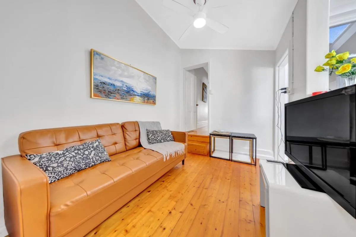 Melbourne Guest House with Parking and Courtyard — 5