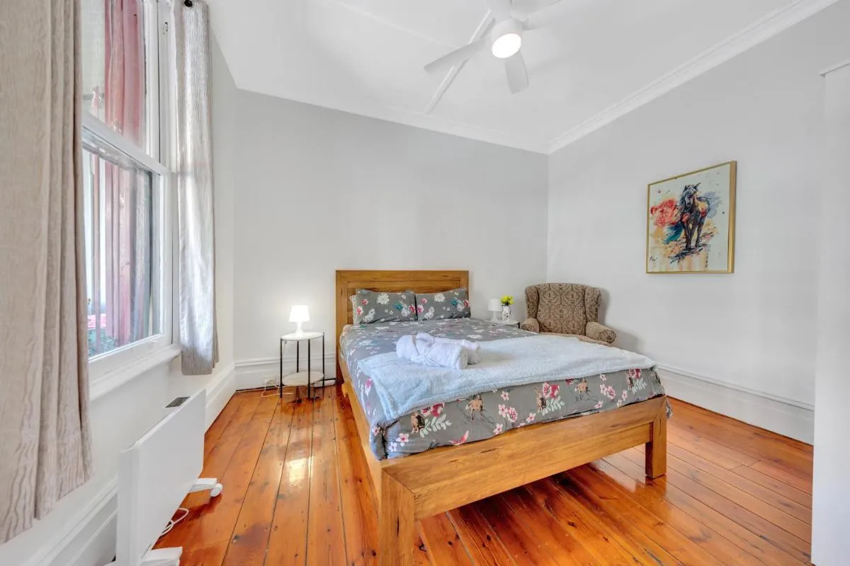 Melbourne Guest House with Parking and Courtyard — 2