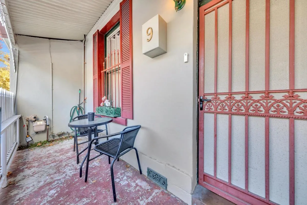 Melbourne Guest House with Parking and Courtyard — 3