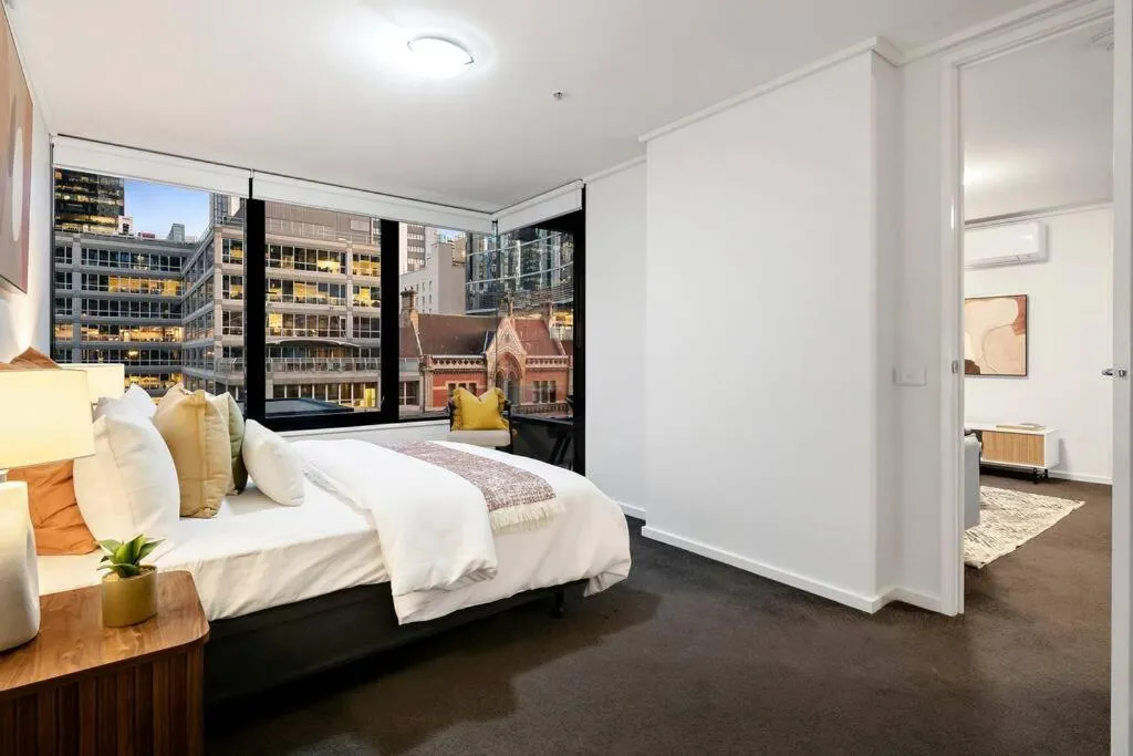 Melbourne Luxury – Pool, Gym, Views & Free Parking — 2