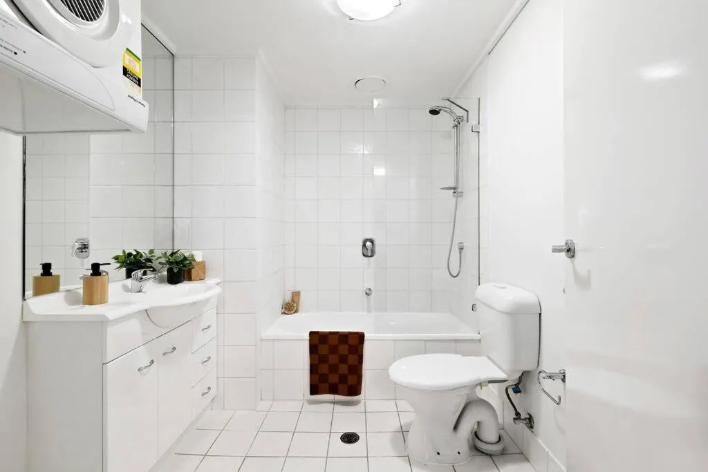 Melbourne Luxury – Pool, Gym, Views & Free Parking — 3