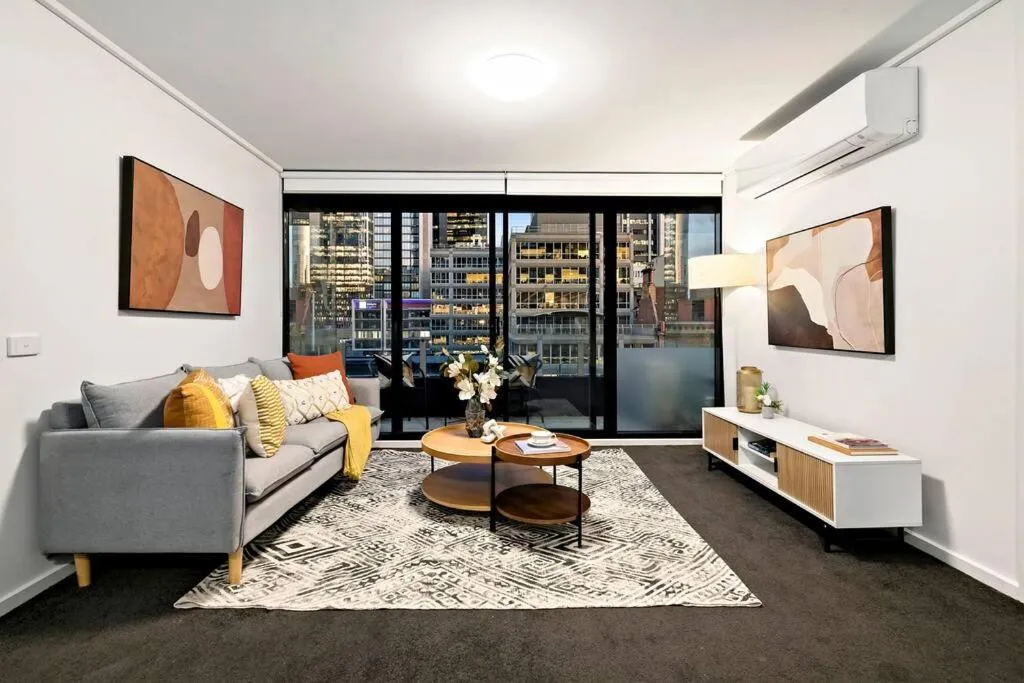 Melbourne Luxury – Pool, Gym, Views & Free Parking