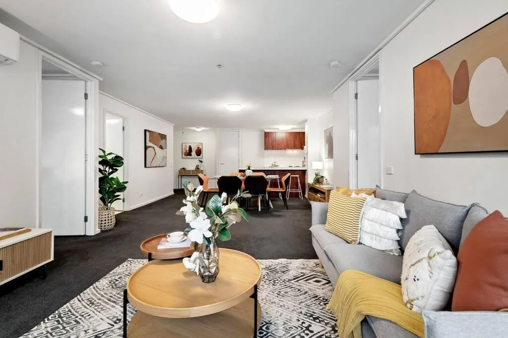 Melbourne Luxury – Pool, Gym, Views & Free Parking — 5